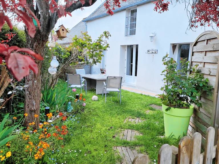 Children-friendly wonderful vacation home with patio, garden & fast internet | Garden view | Perfect for remote work | Pets are welcome in Coutances