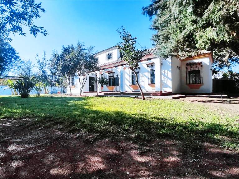 Villa with jacuzzi, private pool & patio — photo 4