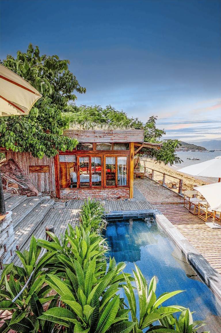 Villa with pool, hot tub & BBQ | Water view — photo 3