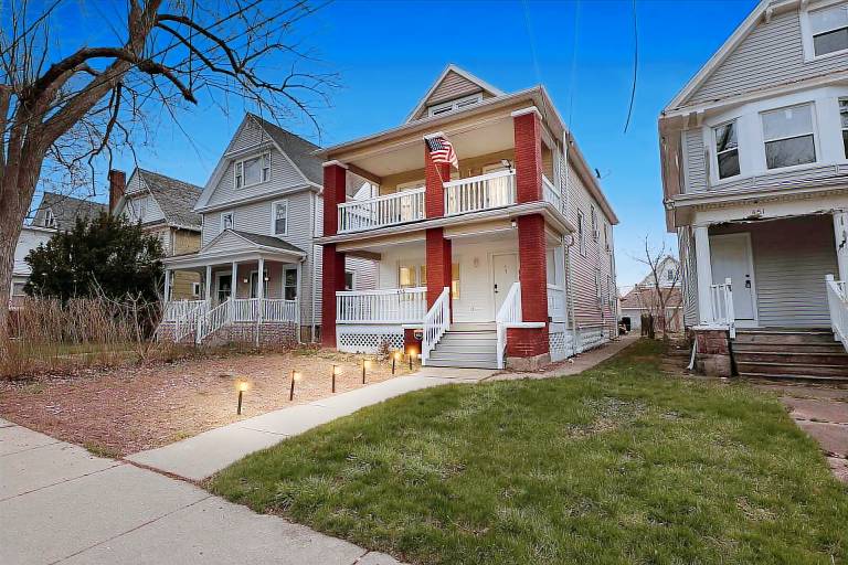 Modern Niagara Loft with Private Sunset Balcony in Niaga
