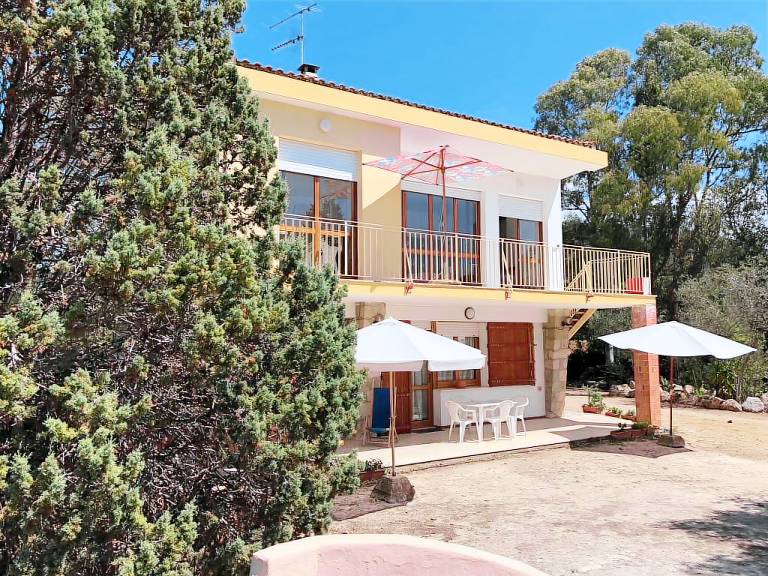 Villa with yard — photo 2