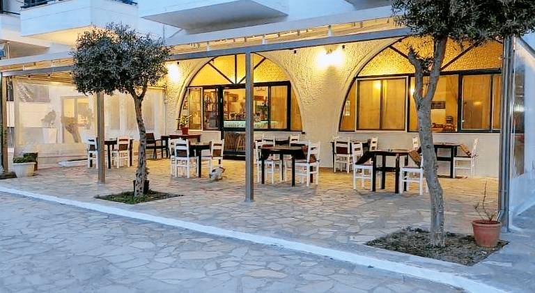 Serviced apartment with patio & yard in Eretria