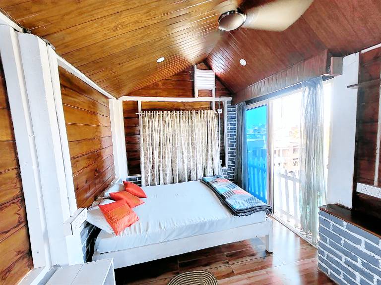Bungalow with patio — photo 2