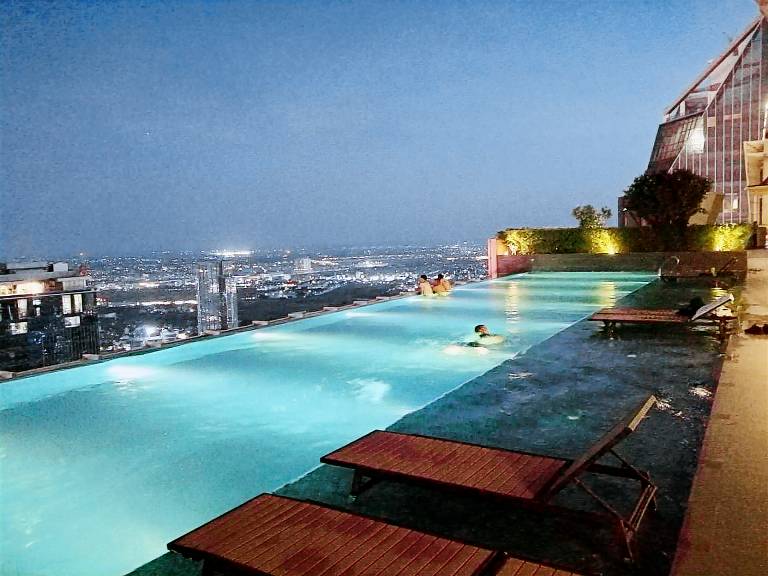 Wonderful rental apartment with garden, barbecue & pool | Close to Wat Botum | Perfect for remote work | Dogs allowed — photo 3