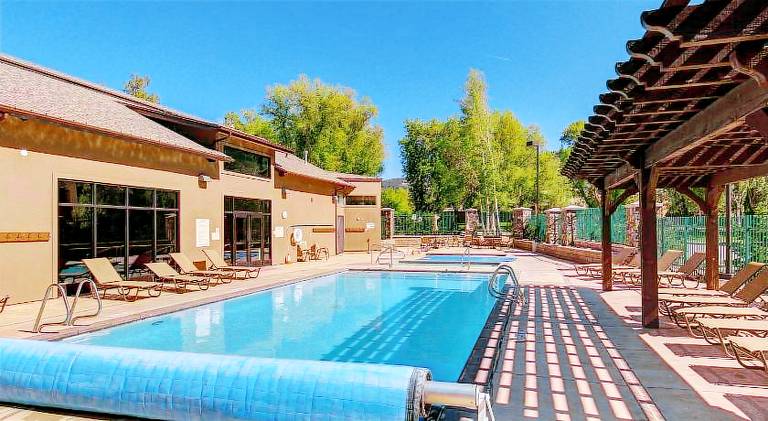 Rental apartment with hot tub & pool — photo 5