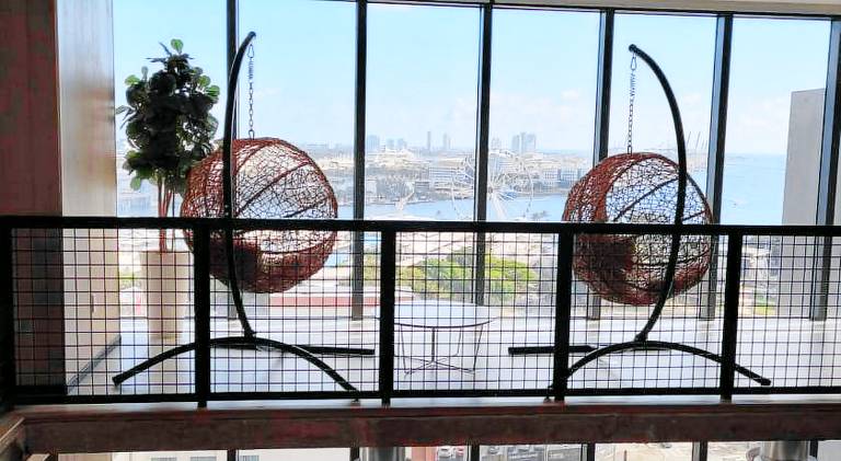 Apartment with pool & jacuzzi | Next to Bayside Marketplace | Pets are welcome — photo 4