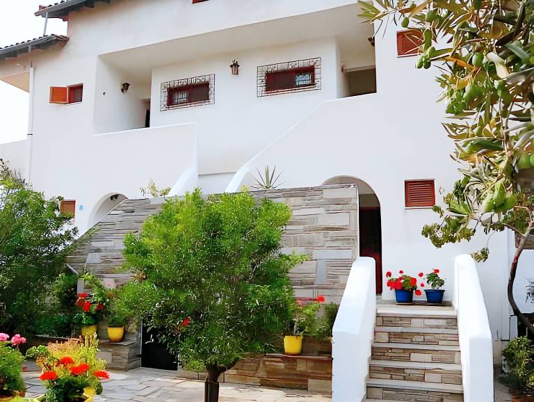 Nice apartment with yard, barbeque & terrace | Beach nearby | Dogs allowed in Sithonia