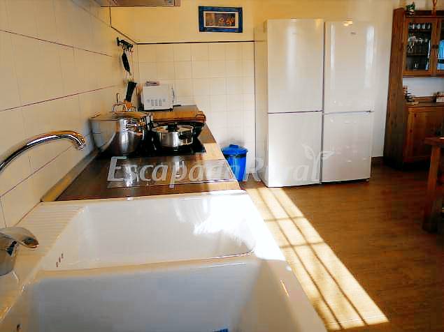 Cottage with barbecue, patio & yard | Garden view | Pets are welcome — photo 2