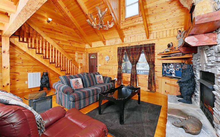 Bring Fido, Soak in the Hot Tub, Read Fireside & Hop to Local Attractions in Minutes - Holden On — photo 5