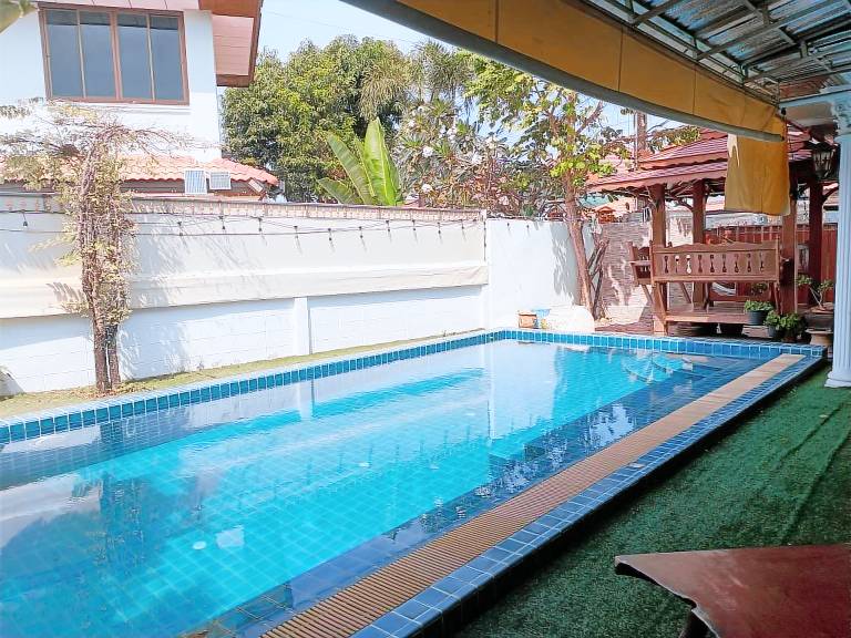 Villa with barbecue, garden & jacuzzi | Next to Wat Khao Phra Bat | Perfect for remote work in Chonburi