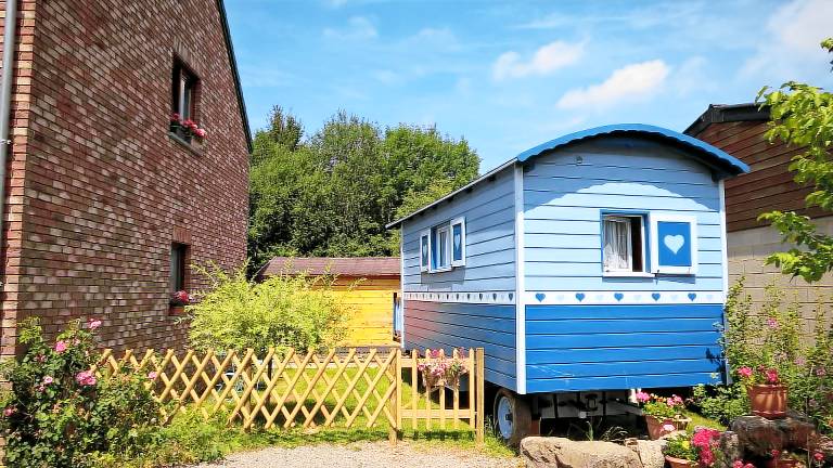 Cozy Little Blue Caravan in Scy Belgique — photo 2