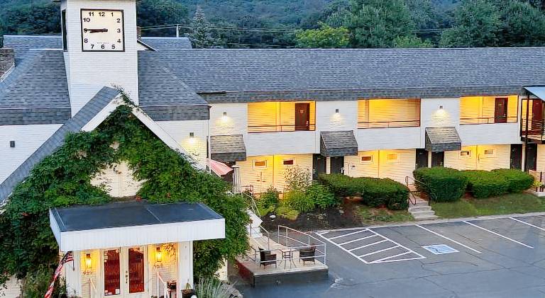 The Black Mountain Inn — photo 3