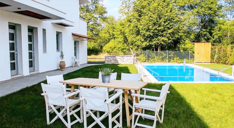 Rental apartment with garden & pool in Aristotelis