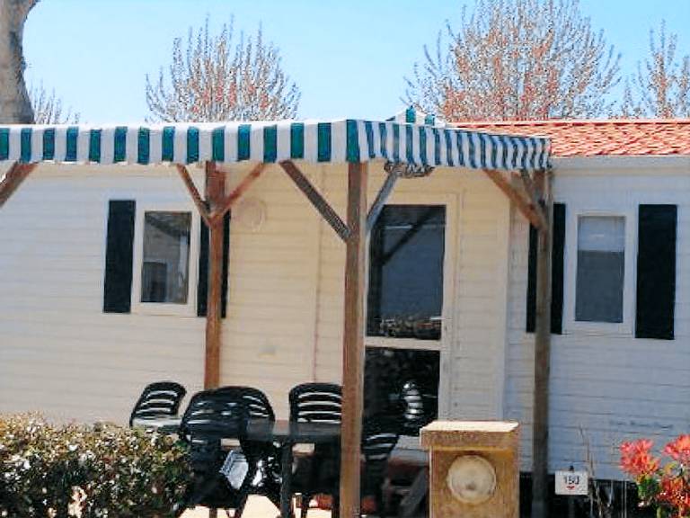 Family-oriented mobile home with terrace & heated pool | Pet-friendly — photo 4