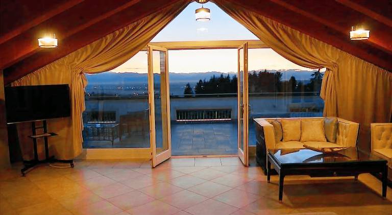 Beautiful serviced apartment with patio | Pets allowed — photo 4