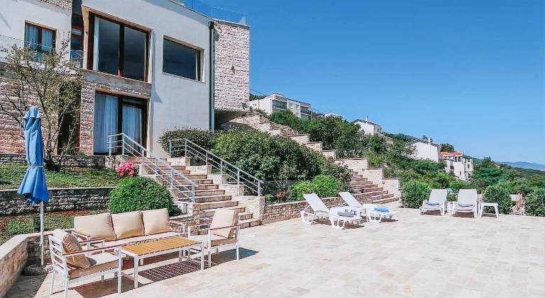 Villa with pool & jacuzzi — photo 3
