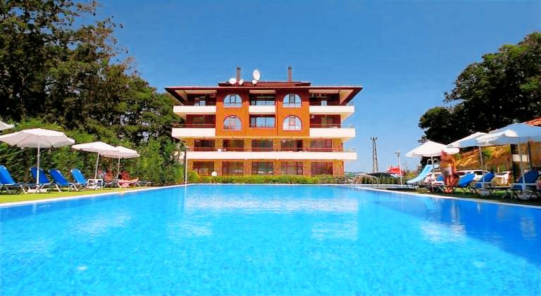 Holiday apartment with private pool & terrace | Close to the beach | Pets are welcome in Varna
