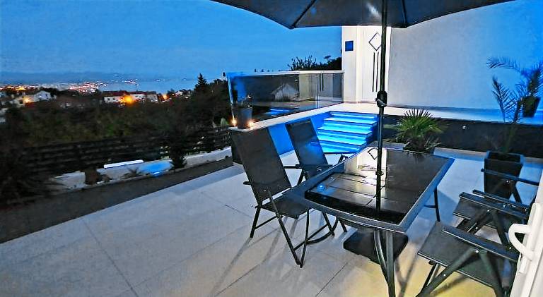 Villa with jacuzzi & pool — photo 3