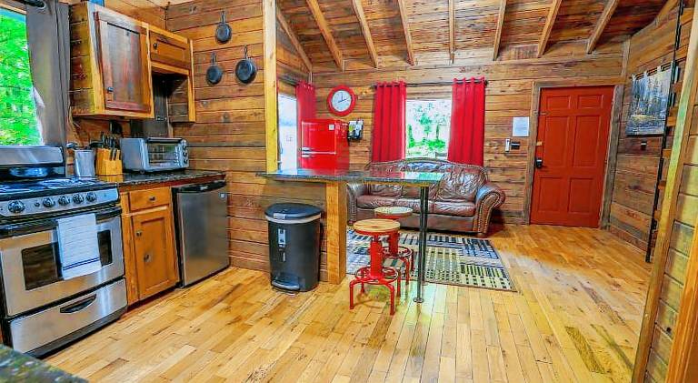 House with hot tub — photo 3