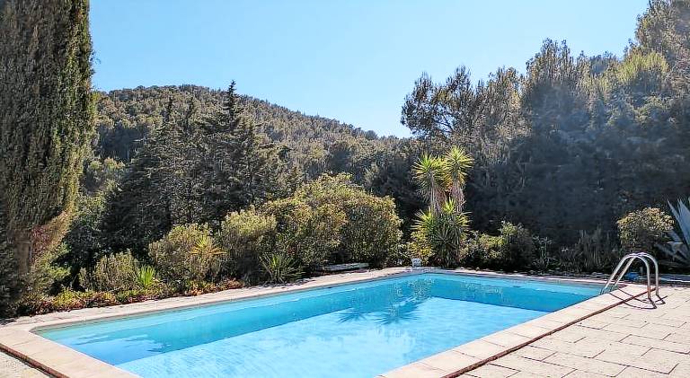 Provencal house between sea and vineyards in Sanary-sur-Mer