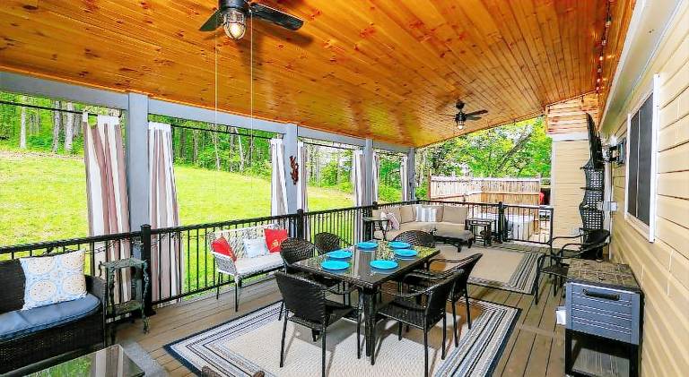 Vacation home with hot tub — photo 4