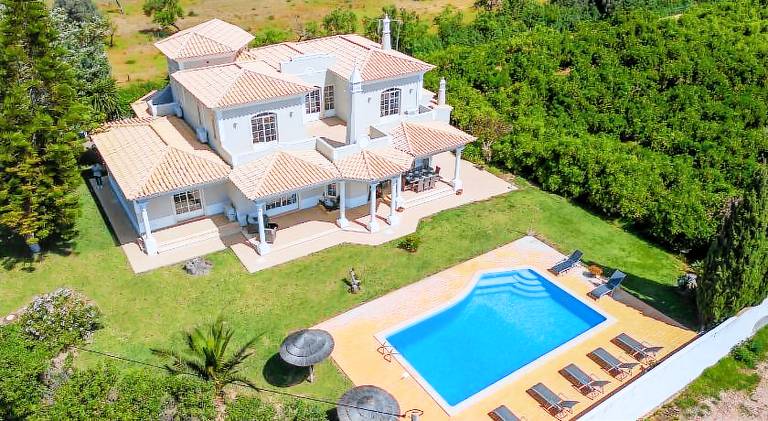 Villa with patio, grill & private pool in Loulé