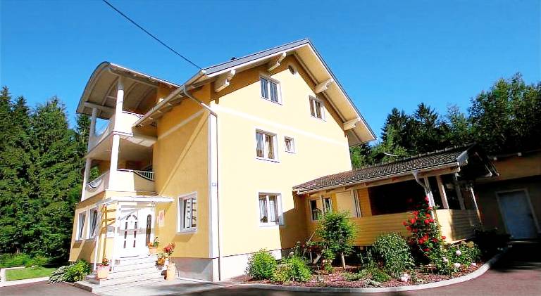 Rental apartment with sauna, terrace & garden in Sankt Kanzian am Klopeiner See