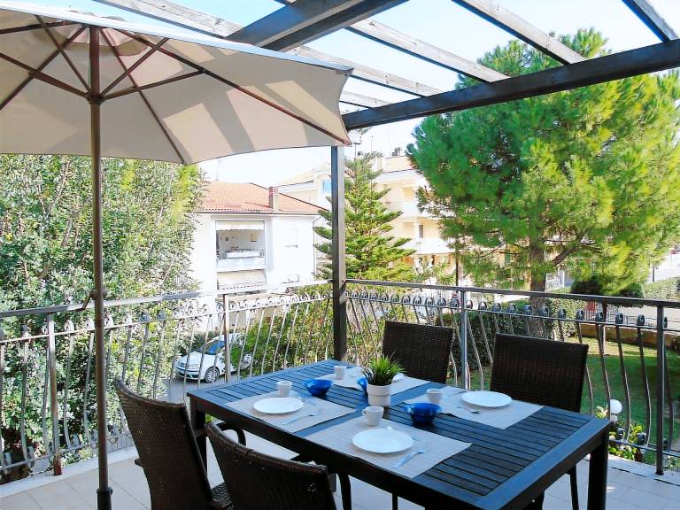 Holiday apartment with terrace & garden — photo 4