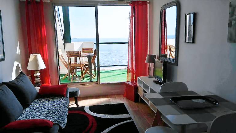 Apartment with terrace — photo 2