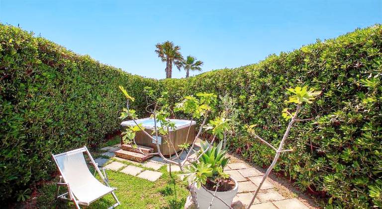 Charming serviced apartment with pool, terrace & yard | Beach nearby | Pet-friendly — photo 4