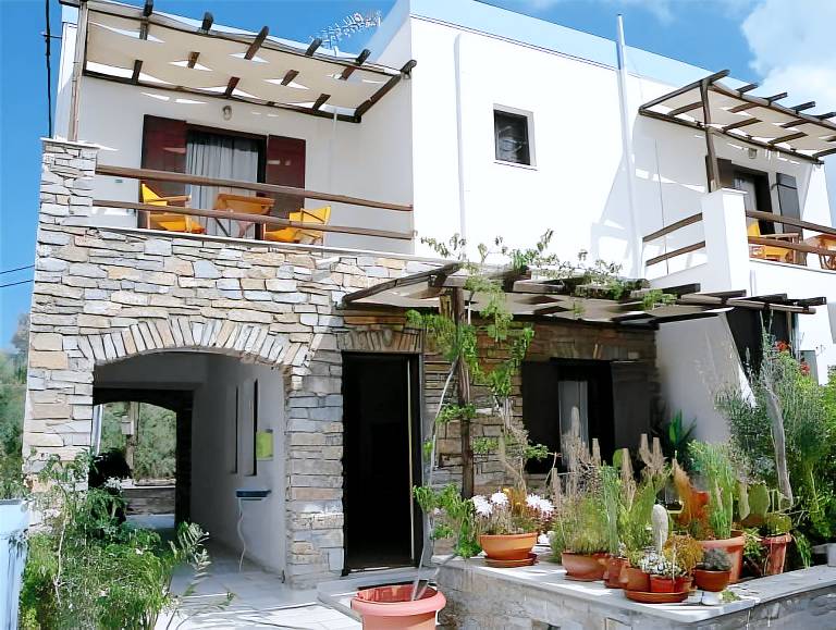 Lovely holiday apartment with garden & patio | Close to the beach | Suitable for remote work | Pets are welcome in Syros