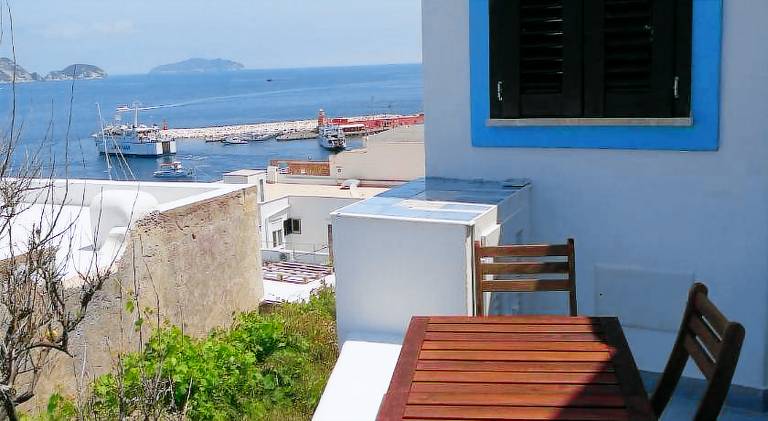 Holiday apartment with terrace in Ponza