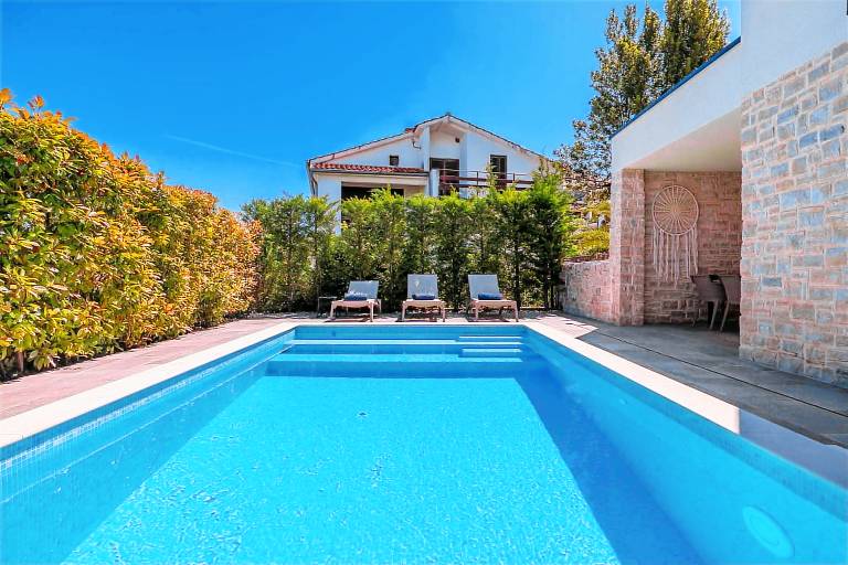 Family-oriented wonderful holiday apartment with garden, pool & terrace | Pool view | Pet-friendly — photo 3