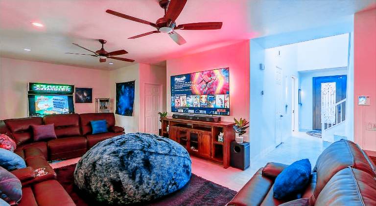 Vacation home with jacuzzi & pool — photo 2