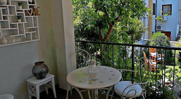 Holiday apartment with BBQ, yard & patio — photo 4