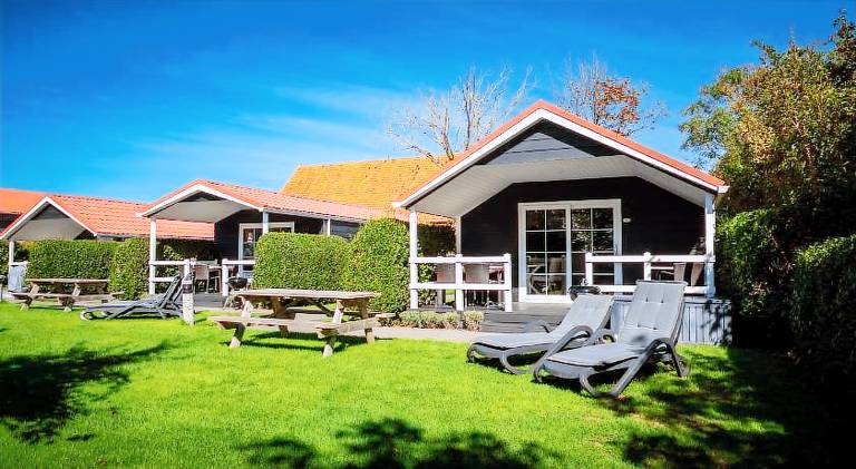 Lovely lodge with barbecue, patio & garden | Next to the beach | Pets allowed in Domburg