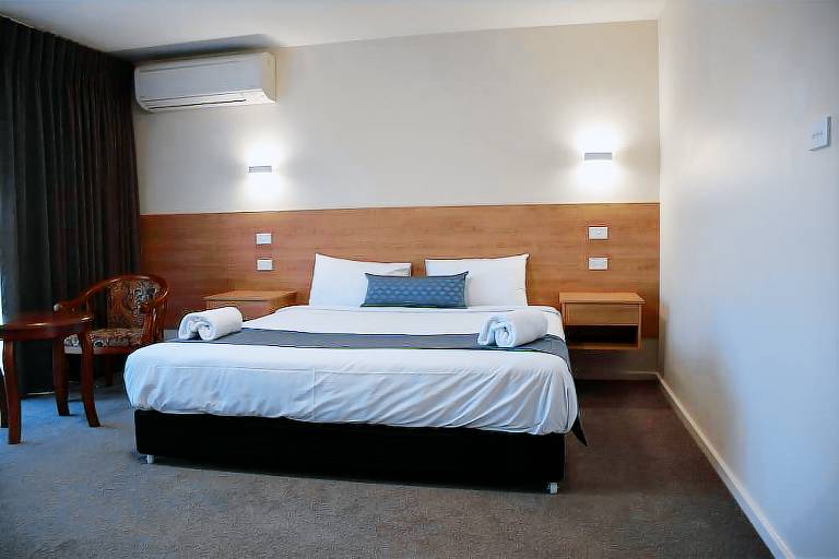 Motel Queanbeyan City Council