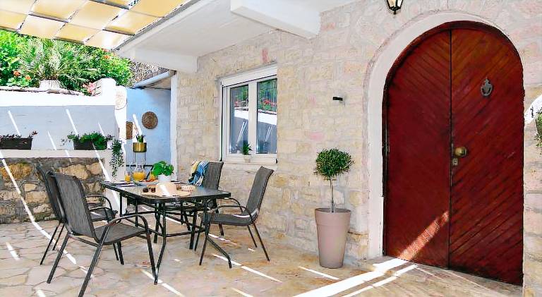 Vacation home with patio & yard in Corfu