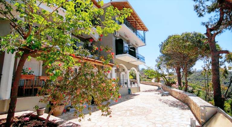 Sea and mountain hotel in Igoumenitsa