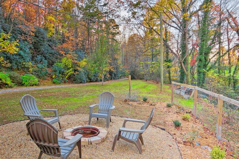 'Lamb Mountain Retreat' - Pets Welcome! in Hendersonville, NC