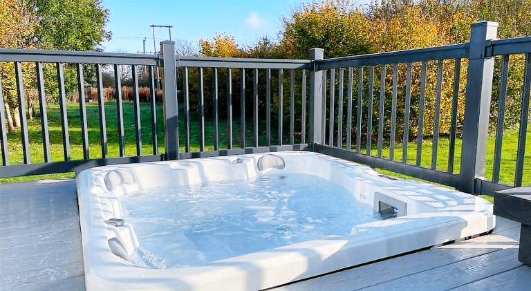 House with jacuzzi — photo 5
