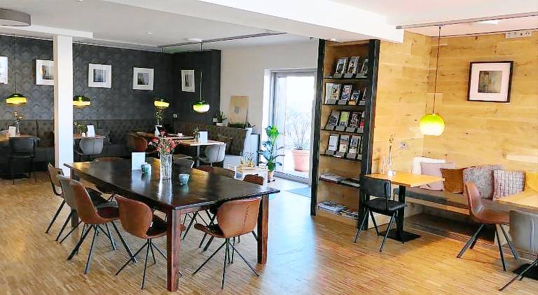 Pleasant serviced apartment with yard & patio | Pets allowed — photo 5