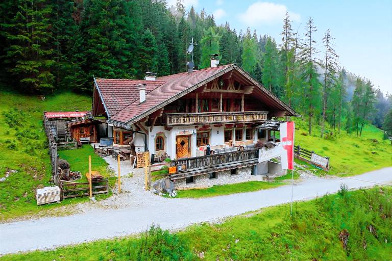 Cottage with sauna, garden & jacuzzi | Mountain view — photo 2