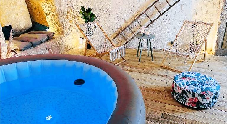 House with hot tub — photo 3