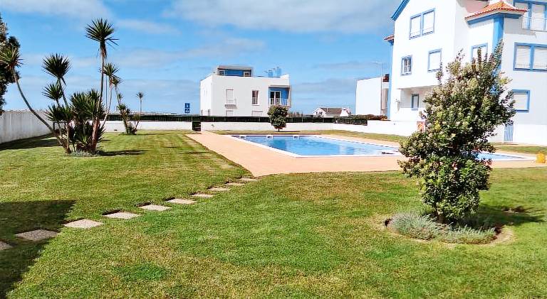 Apartment with private pool, terrace & yard — photo 4