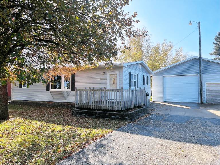 House Devils Lake