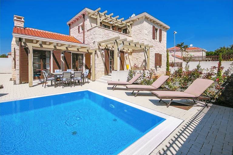 Villa with yard, grill & private pool — photo 3
