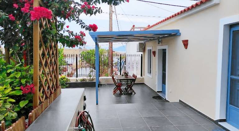 Holiday apartment with garden — photo 2