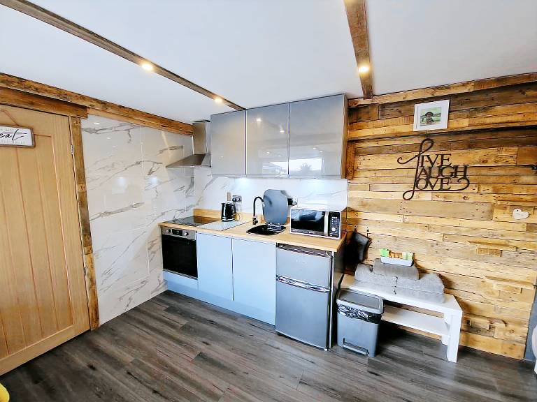 Lodge with BBQ & yard — photo 3