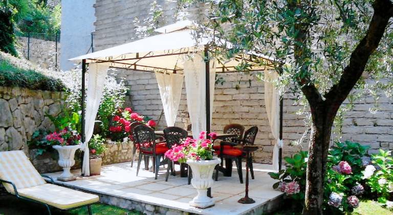Rental apartment with private pool, barbecue & yard — photo 5